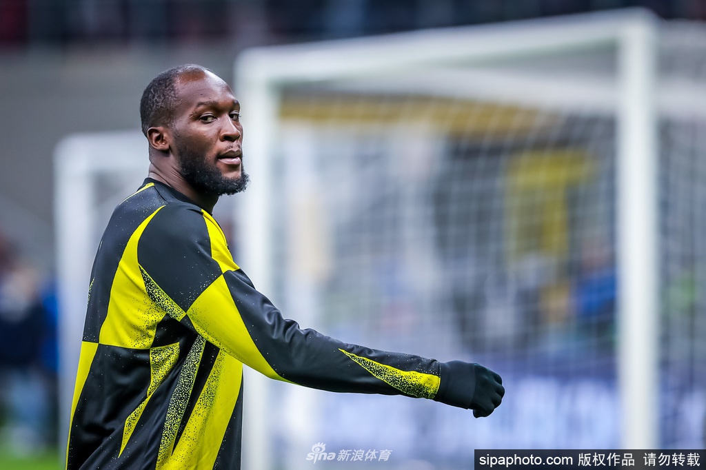 激情四溢的主教练穆里尼奥被球员们高高抛起，他紧闭双眼享受着这属于团队胜利的至高礼遇，马特拉齐在一旁双手指向天空，仿佛在向世界宣告，他们征服的不仅仅是球场，更是那个时代所有的质疑与挑战。