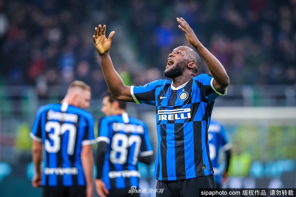 卢卡库和劳塔罗这对锋线搭档在对抗训练中显得默契十足，比利时人用强壮的身体护住皮球，阿根廷人则机敏地寻找着前插的空档。两人擦出的火花，是国米攻城拔寨的最大倚仗。