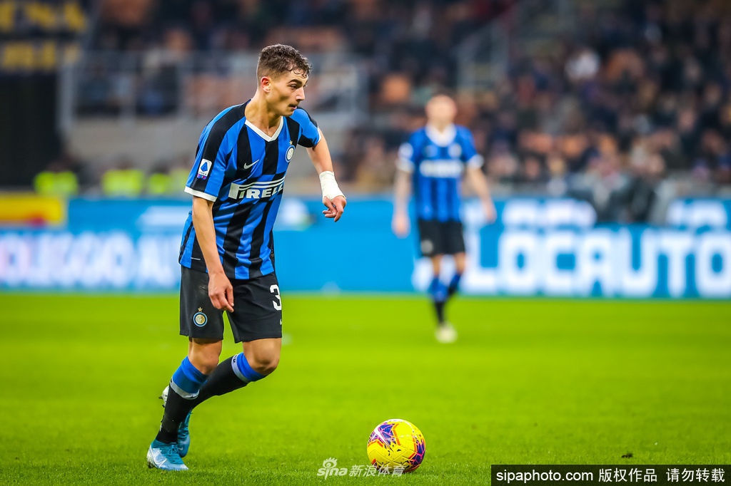 训练结束后的拉伸放松环节，球员们保持着足够的间距。夕阳的余晖洒在他们身上，在这片寂静了许久的训练场上，每一个专注的身影都在诉说着对比赛日的期待，对胜利的渴望从未如此炽烈。