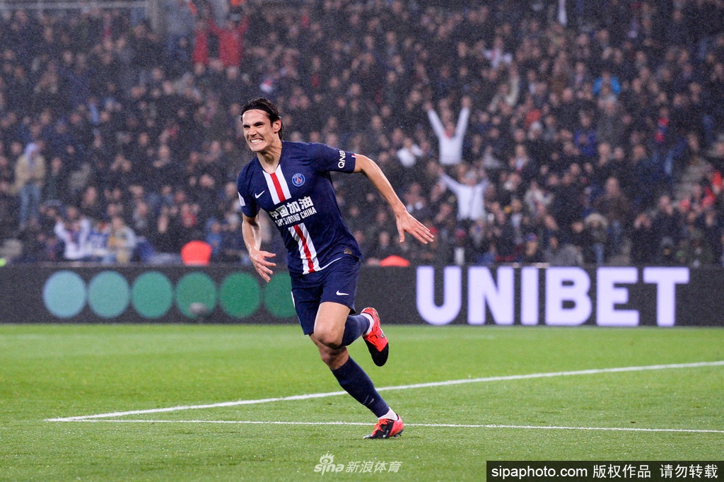 门神纳瓦斯在点球大战中腾空而起，双拳将皮球击出，他的身影在球门前形成一道不可逾越的屏障，力保球门不失。