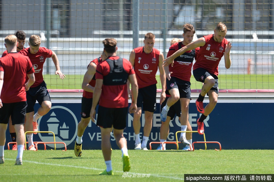 阳光下，汗水如同钻石般从球员的脸颊滑落，紧锁的眉头下是如炬的目光，他将脚下的皮球视作通往胜利的唯一信物。