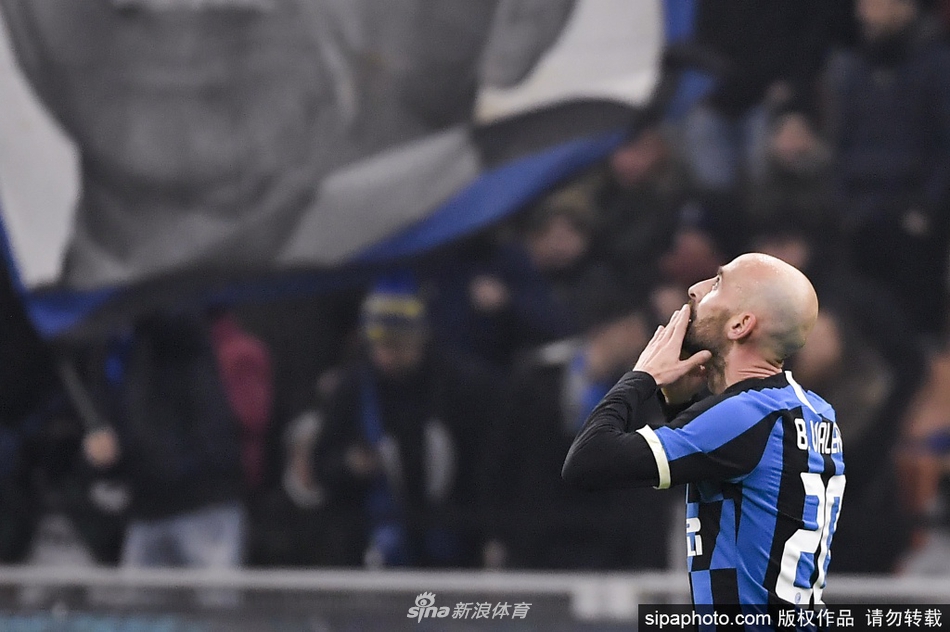 博尔哈-巴莱罗在室内正式亮相，他双手优雅地展开自己崭新的佛罗伦萨6号球衣，眼神中充满回归故土的温柔与坚定，仿佛在向世界宣告一位游子的归家。