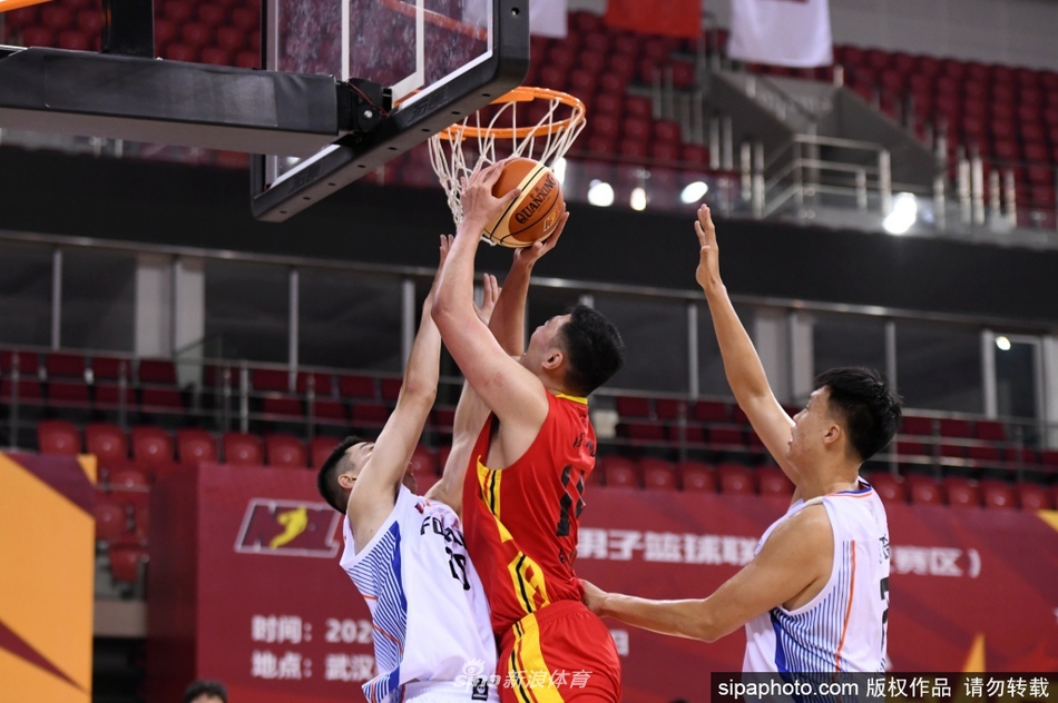 暂停时刻，佛山功夫小子的教练组挥舞着战术板情绪激昂地向球员们布置最后一攻，球员们喘着粗气围拢静听，汗水在灯光下闪烁着拼搏的光芒。