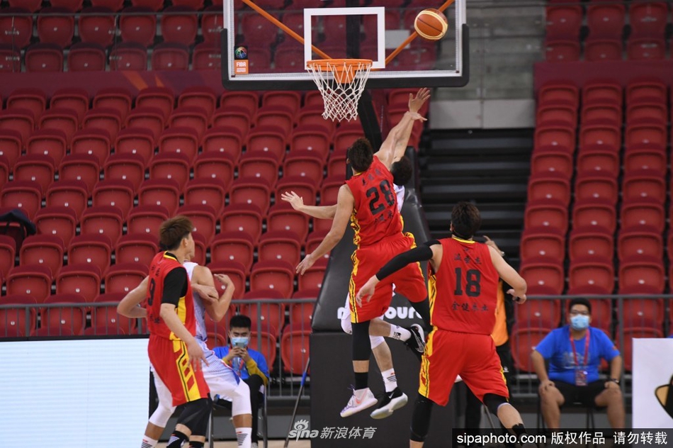 长沙金健米业队的外援持球强行突破，佛山队两名防守球员高高跃起形成遮天蔽日的封堵网，篮球在空中划出弧线，凝固了全场屏息的目光。