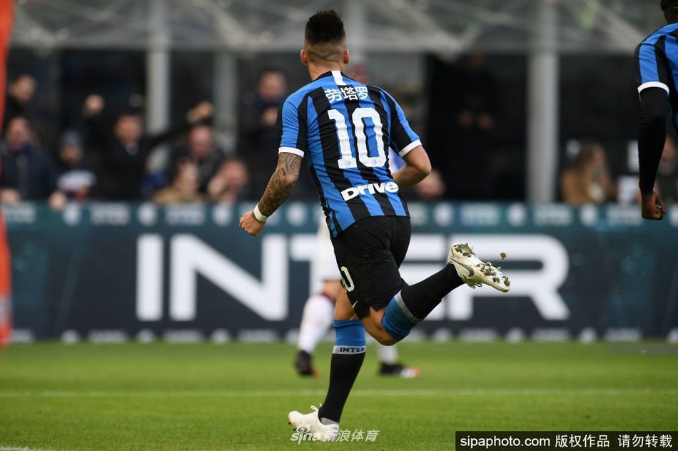 劳塔罗在训练中全神贯注，脚下的皮球仿佛是他与国米之间未完成的承诺，汗水在阳光下闪烁