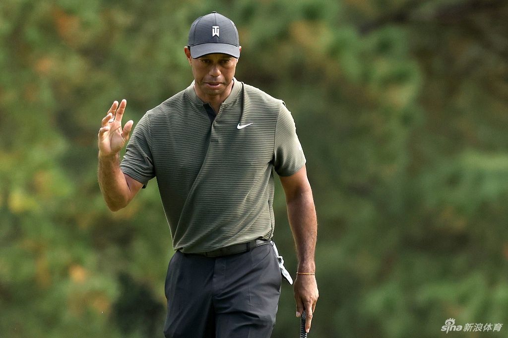 泰格·伍兹凝神静气，在奥古斯塔第18洞果岭推杆，眼神锐利如炬，背影尽显王者风范