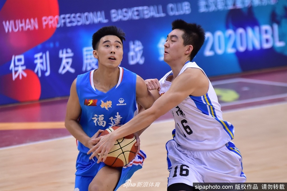 海南海象队主教练趁着一次死球机会将弟子们聚拢在身边，他蹲下身子，用肢体语言和急促的话语大声布置着新战术，试图帮助球队在绝境中寻找到一线生机。