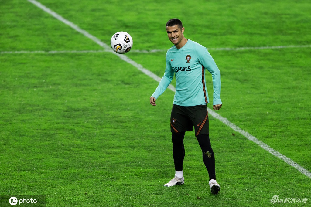 训练结束后的拉伸环节，C罗一丝不苟地完成每一个动作，极致的自律是他长年保持顶尖竞技状态的不二法门。