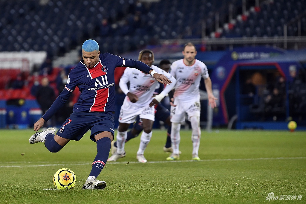 进球后的姆巴佩被队友团团围住，他那醒目的蓝发在人群中成为焦点，脸上洋溢着阳光般灿烂的笑容，这一刻他是王子公园绝对的主角。