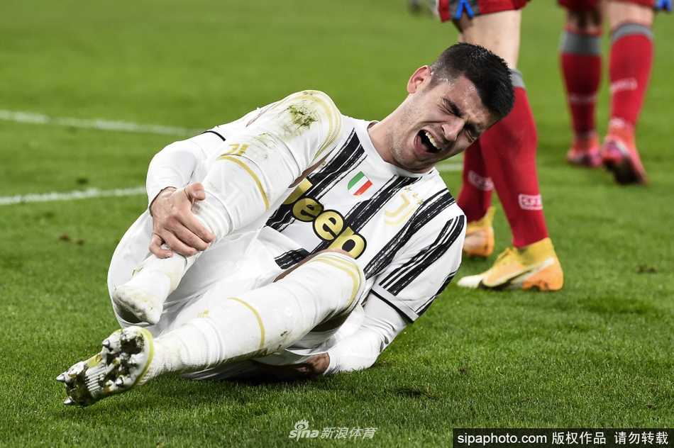 斑马军团将士簇拥在一起，莫拉塔面带灿烂笑容与队友额头相抵，共享团队胜利喜悦