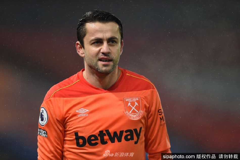 波兰国旗在铁锤帮门前飘扬，老将法比安斯基续约后展露坚定神情