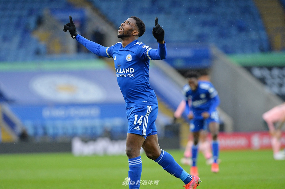 阿约泽-佩雷斯在禁区外大力远射，皮球划出一道美丽的弧线直奔球门死角，对方门将望球兴叹