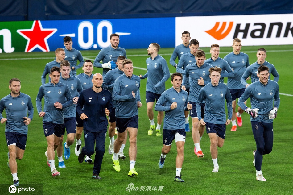 训练场上，基辅迪纳摩门将飞身侧扑，舒展的身体在空中定格，仿佛张开双臂要阻挡一切飞向球门的厄运。