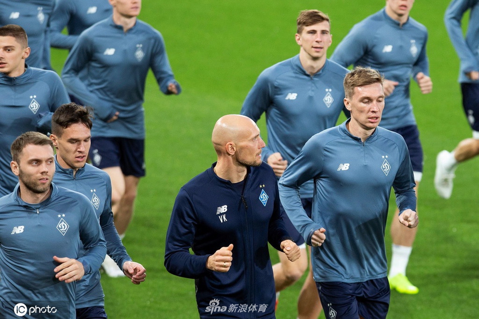 一名基辅迪纳摩球员正在进行带球训练，脚下的皮球如同被驯服的精灵，在西班牙训练场上画出通往胜利的轨迹。