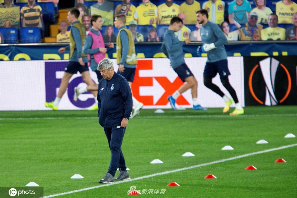 阳光勾勒出基辅迪纳摩球员们健硕的肌肉线条，他们在西班牙的微风中全力冲刺，仿佛要将首回合的落后阴霾都甩在身后。