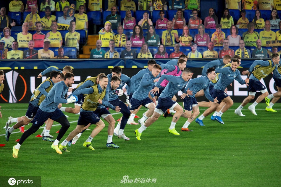 在碧蓝天空的映衬下，训练场上一片忙碌，几名基辅迪纳摩球员正在进行战术演练，每一次跑位都传递着破釜沉舟的决心。