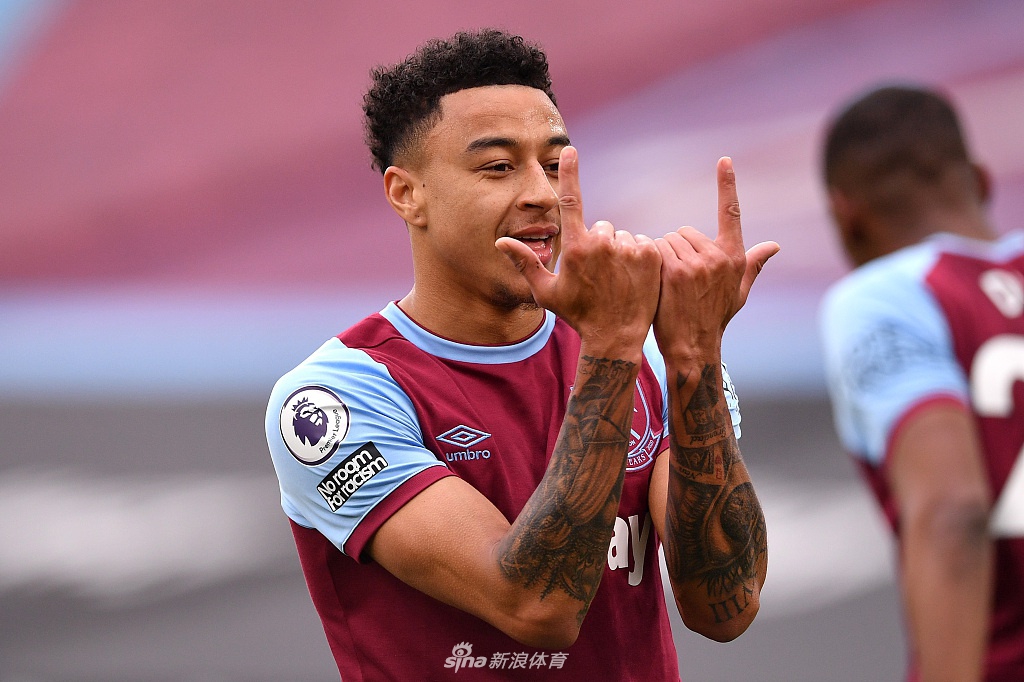 鲍文进球后与队友林加德拥抱庆祝，林加德手指向他，仿佛在说传得漂亮，两人脸上洋溢着默契与喜悦