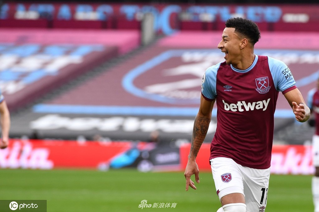 终场哨响后，阿森纳球员围在一起激情庆祝，他们高举双臂，仿佛赢得了比赛胜利，与此形成鲜明对比的是西汉姆联球员道森落寞的背影