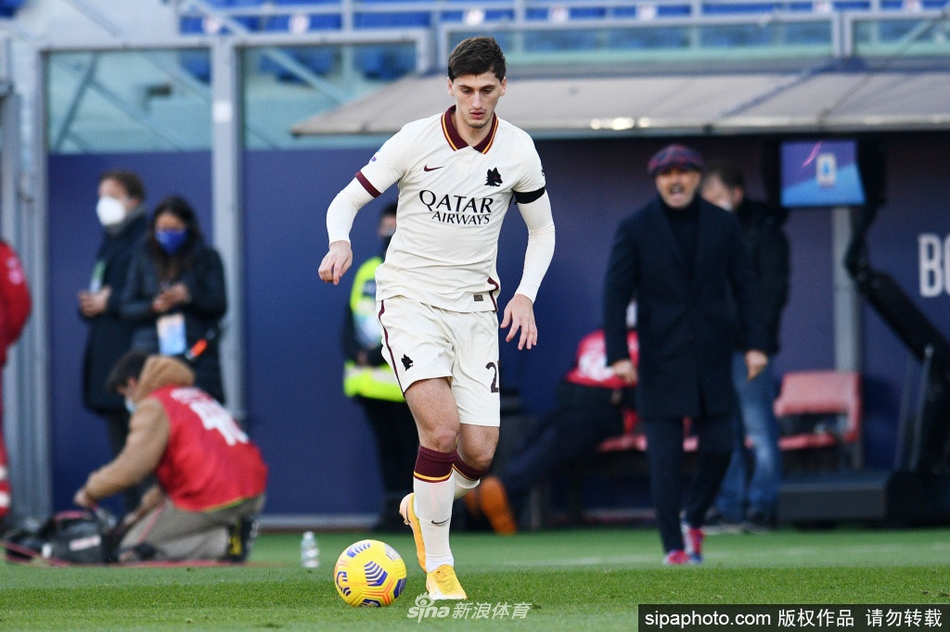 年轻的库姆布拉身披阿尔巴尼亚国家队战袍，在比赛中奋力拼抢，却不知厄运即将降临。