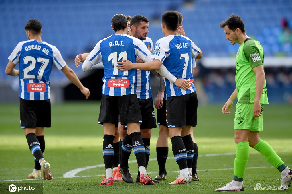 武磊高高跃起，正准备甩头攻门，防守他的球员虽然紧贴身边，但已无法阻止武磊完成这次充满力量的头球攻门。