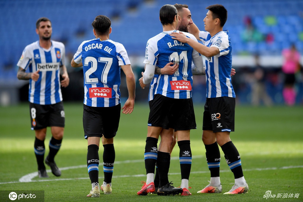 武磊在场上拼尽全力，甚至不惜倒地放铲，展现出强烈的比赛欲望和积极的防守态度，为球队的胜利贡献着自己的力量。