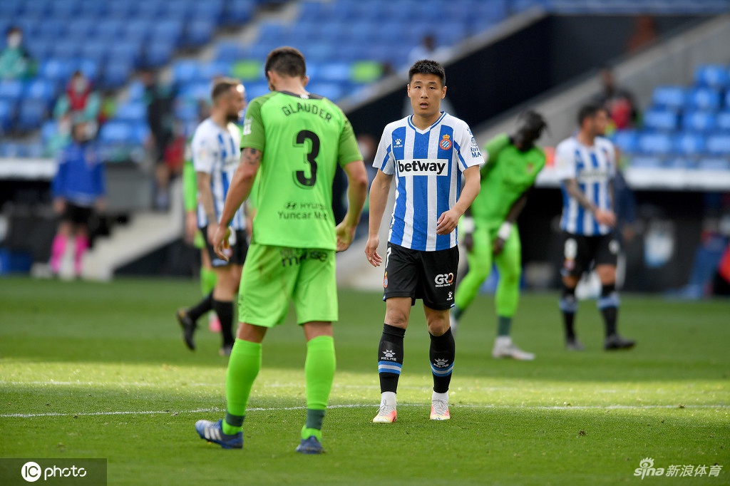 西班牙人球员们紧紧相拥，脸上洋溢着胜利的喜悦，场边的替补席也沸腾起来，共同庆祝这个锁定胜局的精彩进球。