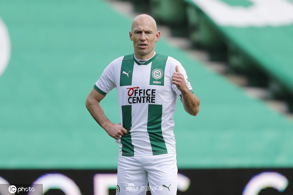 比赛中，罗本在右路拿球，面对防守球员，他标志性的弓腰姿态蓄势待发，准备启动他那只闻名天下的左腿，对手严阵以待，整个画面仿佛时空倒流，让人依稀看到了那个无所不能的“小飞侠”。