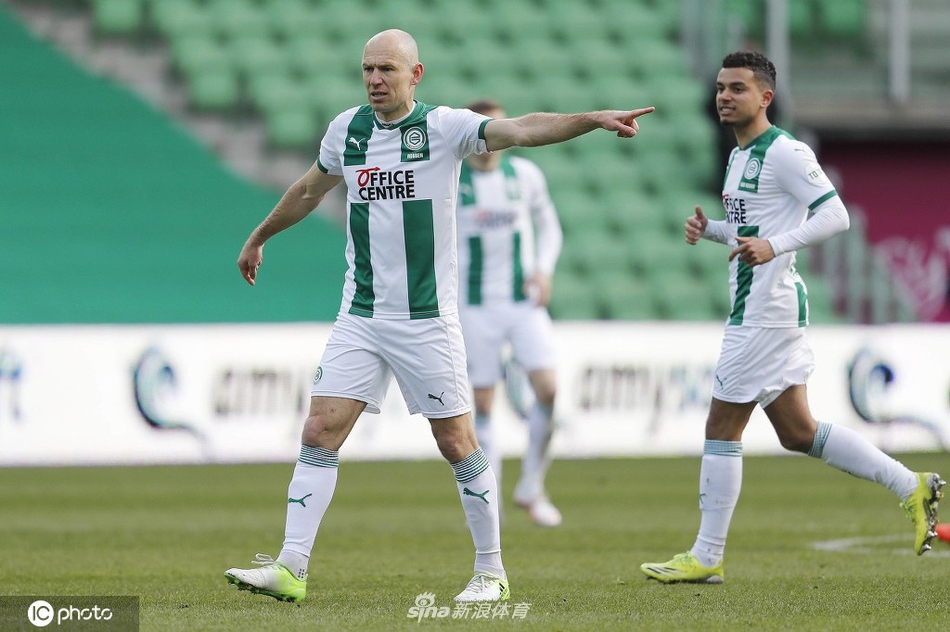 身披格罗宁根10号战袍的罗本，在万众瞩目下替补登场，他眼神坚毅，望着前方的球场，稀疏的金发在球场灯光下闪闪发光，仿佛诉说着一位老将的不屈与执着。