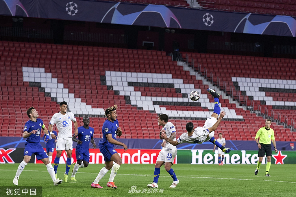 里斯·詹姆斯在边路疾驰，年轻的他承载着蓝军未来的希望，每一次插上助攻都充满力量与决心。