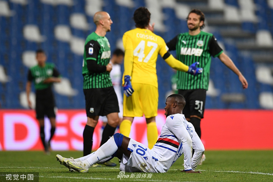 比赛进入白热化，双方球员在中场寸土必争，每一次拼抢都伴随着肌肉的碰撞和草屑的飞扬。