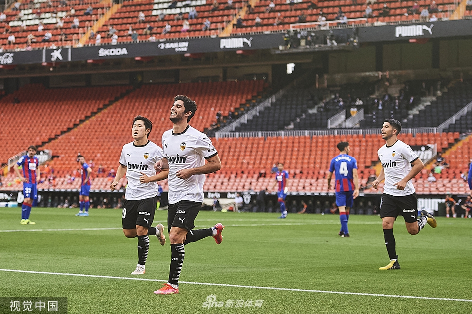 瓦伦西亚的中场核心索莱尔张开双臂肆意奔跑，身后的队友们蜂拥而上，他的梅开二度几乎在半场就为球队锁定了胜局。