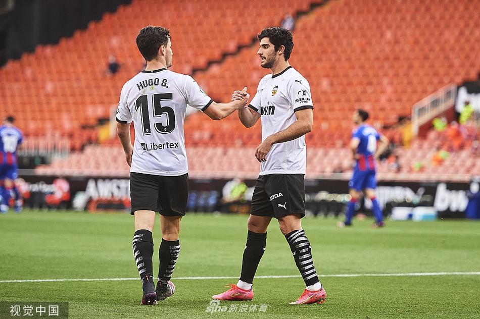 梅斯塔利亚的夜空被比分牌上的4比1点亮，瓦伦西亚球员们围在一起，用一场酣畅淋漓的胜利向看台上久久不愿离去的球迷们致意。