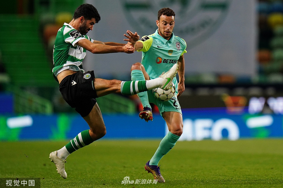 贡萨尔维斯头球攻门瞬间，高高跃起力压防守球员，展现出强烈的进球欲望