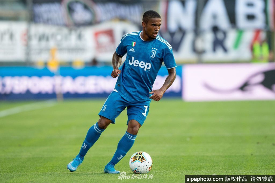 身披黑白间条衫的道格拉斯·科斯塔在训练场上目光坚定，汗水浸湿了发梢，仿佛在诉说着对未来的期许