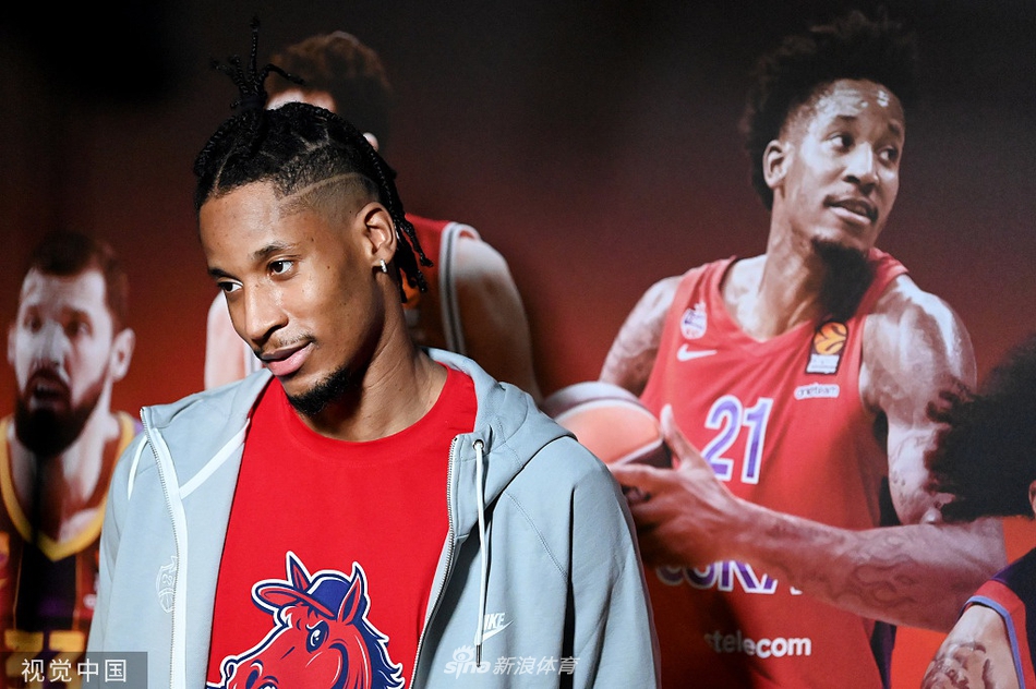 安纳托利亚艾菲斯队的球员大步流星地穿过机场大厅,黑色休闲装显得酷劲十足,嘴角挂着一丝不易察觉的微笑,那是自信者对挑战的从容。