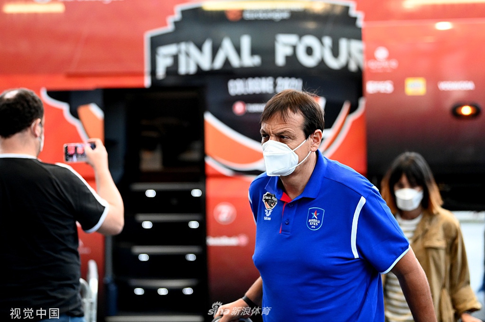 米兰奥林匹亚队的队员背着双肩包,单手拖着行李箱走在科隆的街道上,阳光洒在他的身上,背景是现代化的城市建筑,一副探索者的姿态。