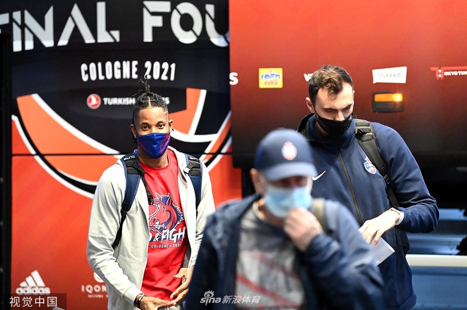 巴塞罗那队的球员在抵达后面对镜头,眼神中透露出一种见过大风大浪后的平静与淡然,仿佛在告诉所有人,他们来这里就是为了带走胜利。