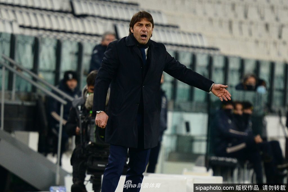 铁帅孔蒂挥手告别梅阿查，眼中写满不甘与决绝，蓝黑球迷看台横幅诉说着无尽的不舍