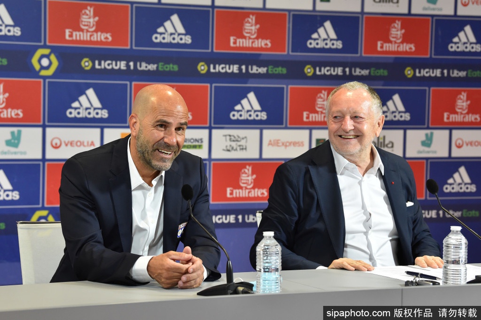 博斯手持里昂围巾亮相摄像机前，身后的看台空旷却仿佛已能听到未来球迷的呐喊，他正为新赛季的征程精心谋划