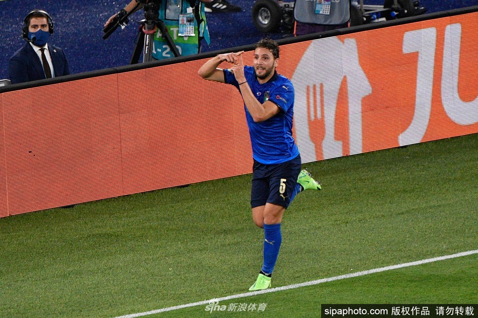 进球后的洛卡特利被兴奋的队友们围住，大家纷纷抚摸他的头表示祝贺与喜爱，仿佛在对待自家争气的弟弟一般，场面温馨动人