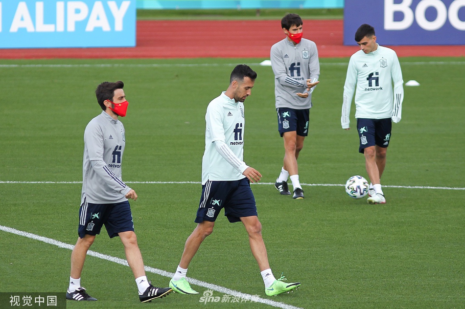 在夕阳的余晖下，西班牙队长布斯克茨正全神贯注地组织进攻，他的眼神穿透镜头，仿佛在向世界宣告：经历隔离归来的领袖，必将带领球队突出重围。