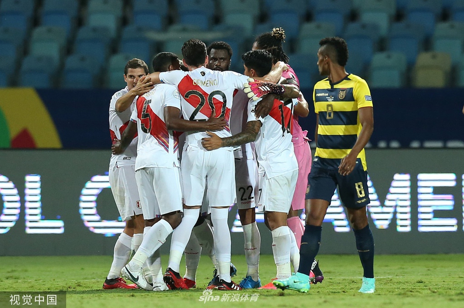 爱德华-普雷西亚多门前抢点破门后，激动地张开双臂奔跑，身后的队友们追逐着他，共同分享这扩大比分的荣耀时刻。