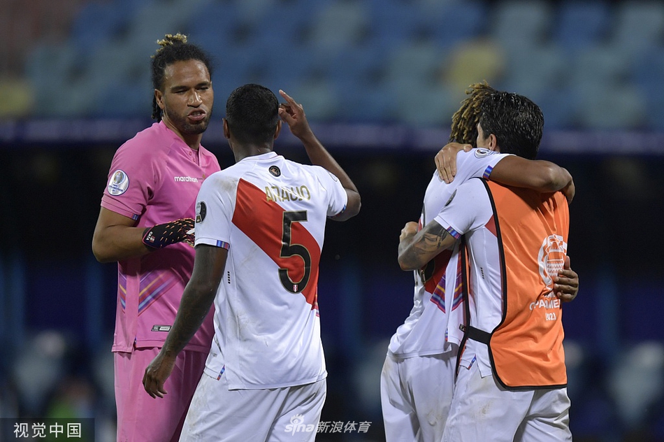 拉帕杜拉低射破门后，奋力挥拳怒吼，仿佛要将球队从沉睡中唤醒，他的身后是赶来庆祝的队友，眼神中重新燃起希望之火。