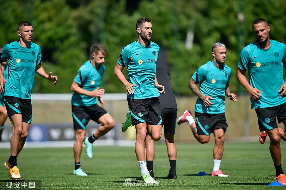 两名球员正在进行激烈的身体对抗，一人护球，一人上抢，肌肉的碰撞声仿佛能透过屏幕传来，这正是防守艺术与进攻意志的直接对话。