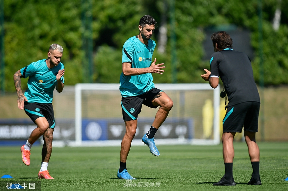 球员们正在进行拉伸和柔韧性训练，他们身体舒展，表情放松，将力量与美感完美融合，展现出职业运动员卓越的身体控制力。