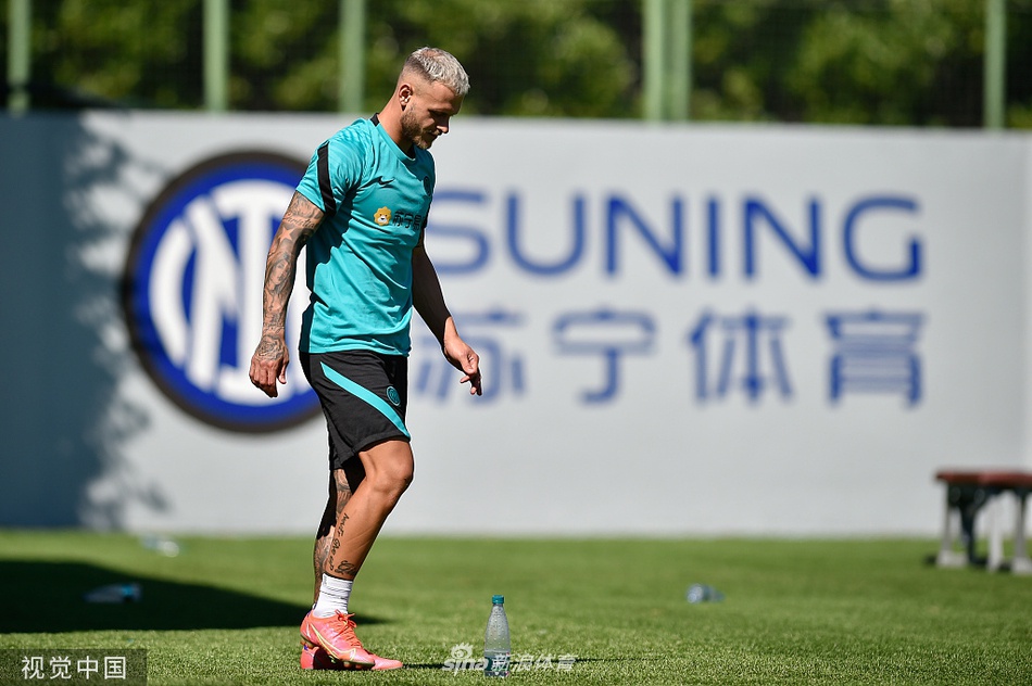 在慢跑热身环节中，球员们排成整齐的队列，在体能教练的口令声中步伐统一地绕场奔跑，阳光为他们健硕的身躯镀上了一层金色的轮廓。