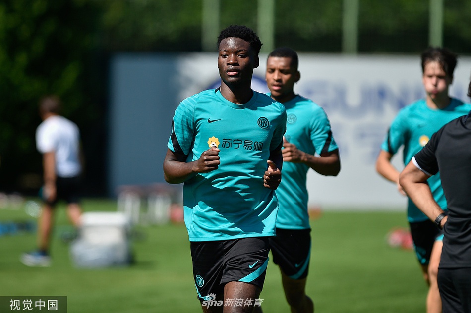 夕阳西下，训练接近尾声，球员们围成一圈，相互搭着肩膀，在小因扎吉的带领下高喊口号，这团结一心的画面是对新赛季最强有力的宣言。