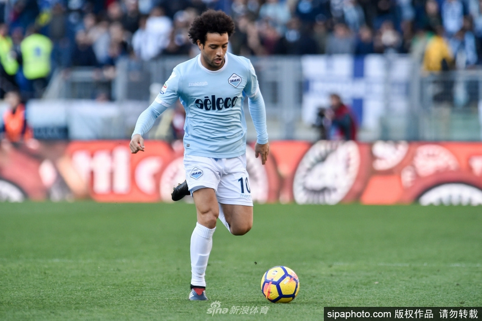 费利佩-安德森在训练场上露出灿烂笑容，阳光洒在他的脸上，重返拉齐奥让他心情愉悦。