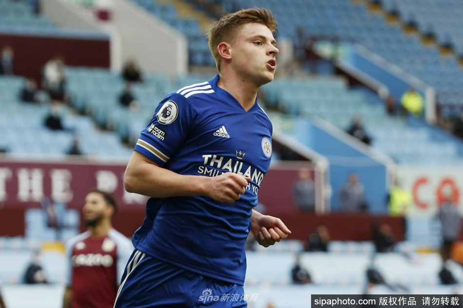 比赛中，哈维-巴恩斯如一道蓝色闪电般带球疾进，他压低重心，脚下的足球仿佛黏在鞋钉上，对手的拉扯根本无法阻止他前进的步伐。