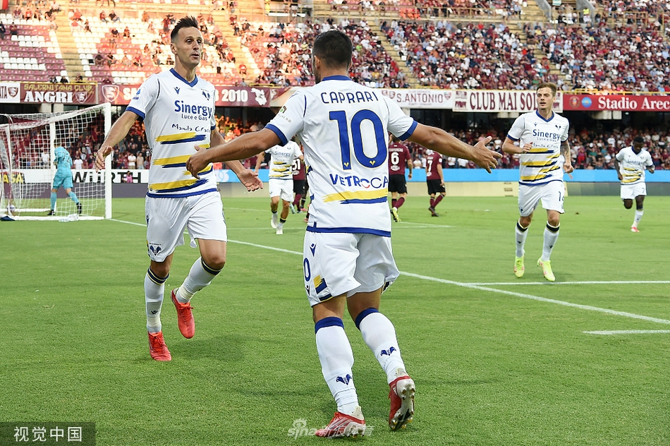 赛后，萨勒尼塔纳全队球员肩并肩走向看台，向不离不弃的球迷们致谢。灯光照耀下的绿茵场，映出的是战士们不屈的背影和看台上永不独行的旗帜，这是足球世界最动人的画面。